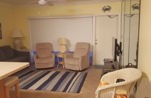 Hillsboro Beach Apartment | Cozy One Bedroom Apartment #201 with Family Amenities