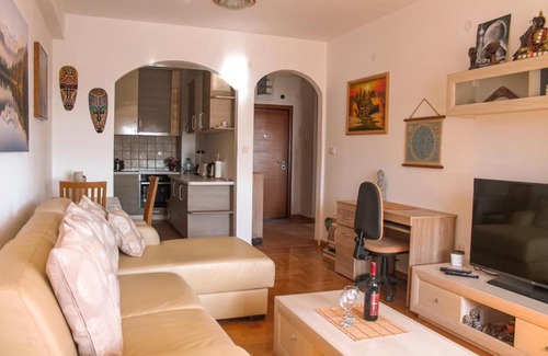 Rozino Apartment | Oceanview Apartment with Child-Friendly Amenities