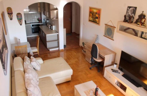 Rozino Apartment | Oceanview Apartment with Child-Friendly Amenities