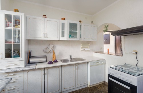 Vosteni Apartment | Cozy One Bedroom Apartment with Terrace in Sveti Lovreč