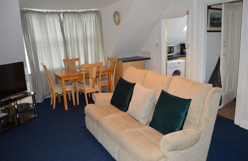 Pittencrieff Apartment | Comfortable One-Bedroom Apartment in Dunfermline with Pool
