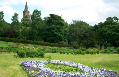Pittencrieff Apartment | Comfortable One-Bedroom Apartment in Dunfermline with Pool