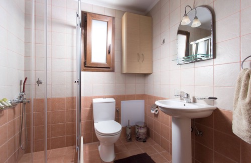 Monemvasia House | Cozy One-Bedroom Apartment with Scenic Mountain View