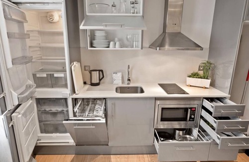 Dreta de l'Eixample Apartment | Prime One Bedroom Apartment with Balcony & Spa Access