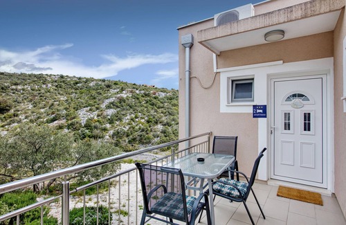 Podglavica Apartment | Oceanfront One Bedroom Apartment with Balcony in Rogoznica