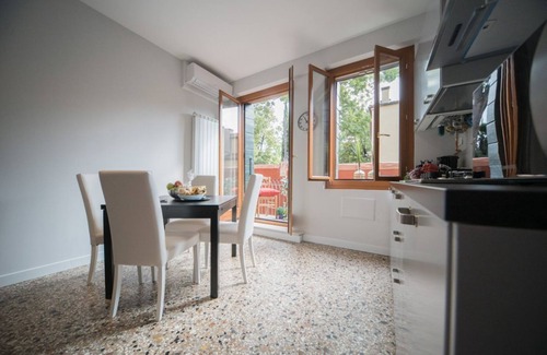 Dorsoduro Apartment | Modern One Bedroom Apartment Overlooking Guggenheim Gardens