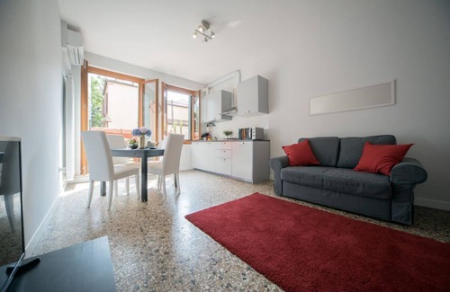 Dorsoduro Apartment | Modern One Bedroom Apartment Overlooking Guggenheim Gardens