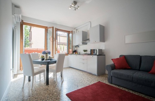 Dorsoduro Apartment | Modern One Bedroom Apartment Overlooking Guggenheim Gardens