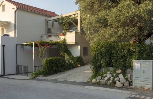 Zuljana Apartment | Cozy One Bedroom Apartment with Terrace in Žuljana