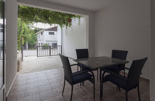 Zuljana Apartment | Cozy One Bedroom Apartment with Terrace in Žuljana