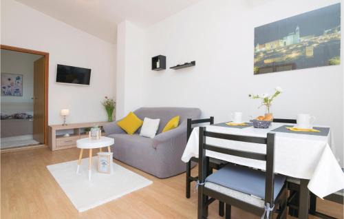 Podgradina Apartment | Cozy 1 Bedroom Apartment in Podgradina - Child Friendly Stay