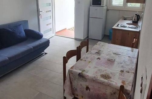Povljana Apartment | Beautiful Oceanfront One Bedroom Apartment in Povljana