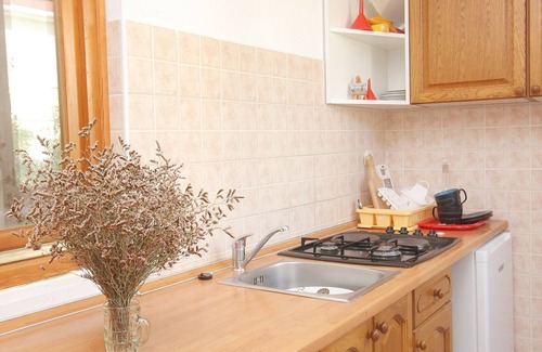Dinjiska Apartment | Cozy One Bedroom Apartment Steps from Dinjiška Beach