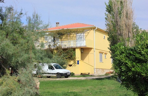 Dinjiska Apartment | Cozy One Bedroom Apartment Steps from Dinjiška Beach