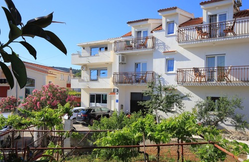 Slatine Apartment | One bedroom apartment with balcony and sea view Slatine, Čiovo (A-24266-c)