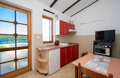 Veli Rat Apartment | Beachside One Bedroom Apartment with Ocean View at Veli Rat