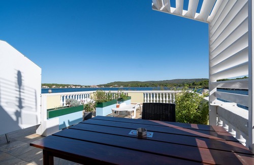 Veli Rat Apartment | Beachside One Bedroom Apartment with Ocean View at Veli Rat