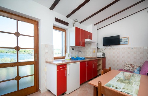 Veli Rat Apartment | Cozy Beachside Apartment in Veli Rat, Dugi Otok