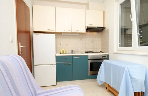 Verunic Apartment | Cozy One Bedroom Apartment Steps from Verunić Beach