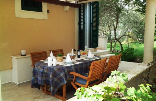Verunic Apartment | Cozy One Bedroom Apartment Steps from Verunić Beach