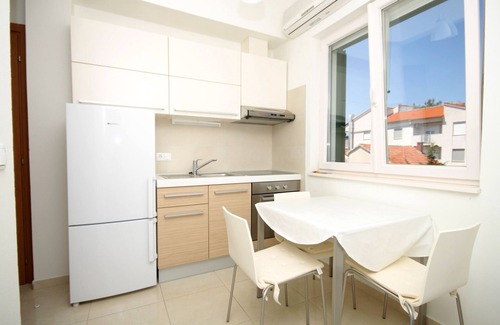 Verunic Apartment | Pet-Friendly One Bedroom Apartment Steps from the Beach
