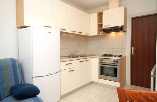 Verunic Apartment | Oceanfront One-Bedroom Apartment Near Beach in Verunić