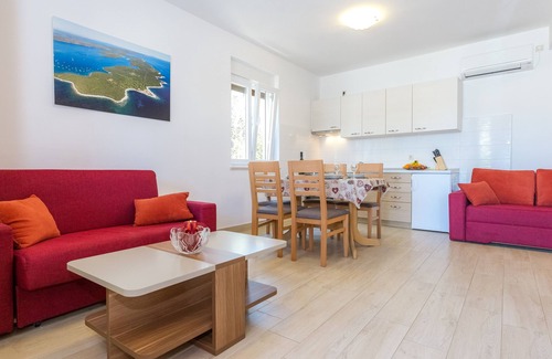 Veli Rat Apartment | Cozy One-Bedroom Apartment Steps from Veli Rat Beach