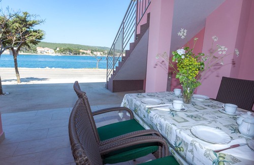 Veli Rat Apartment | Cozy One-Bedroom Apartment Steps from Veli Rat Beach