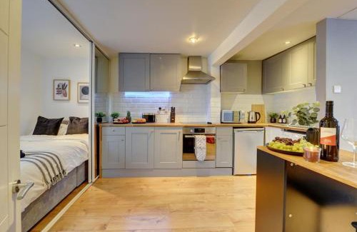 Banbury Apartment | Child-Friendly Victoria Apartment on Albert St Awaits You