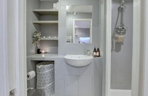 Banbury Apartment | Child-Friendly Victoria Apartment on Albert St Awaits You
