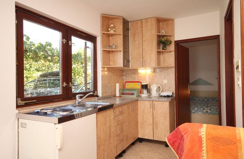 Zdrelac Apartment | Cozy One Bedroom Apartment Steps from Ždrelac Beach