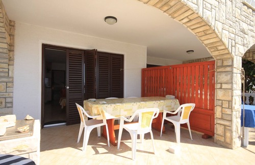 Zdrelac Apartment | Cozy One Bedroom Apartment Steps from Ždrelac Beach