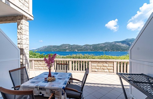 Cove Tri Zala (Zrnovo) Apartment | Beachside One Bedroom Apartment in Tri Žala, Korčula