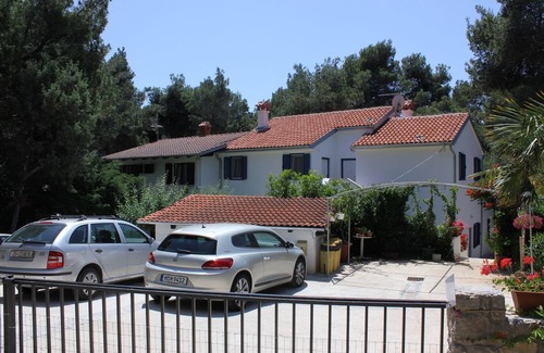 Artatore Apartment | Cozy One Bedroom Apartment Steps from Artatore Beach