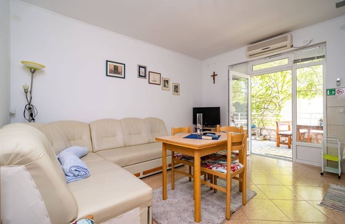 Zuljana Apartment | Cozy Žuljana Apartment with Ocean View & Child-Friendly Amenities