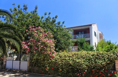 Loviste Apartment | Unforgettable Oceanfront Apartment with Terrace in Lovište