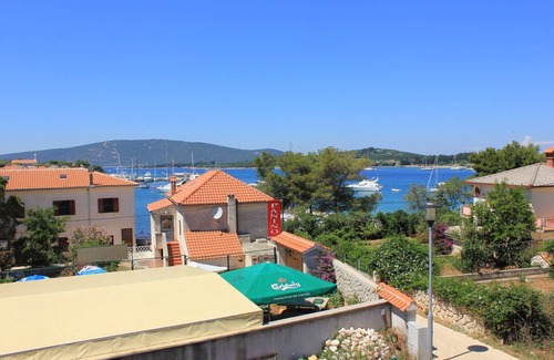 Ilovik Apartment | Beautiful Ilovik Apartment with Terrace & Ocean View