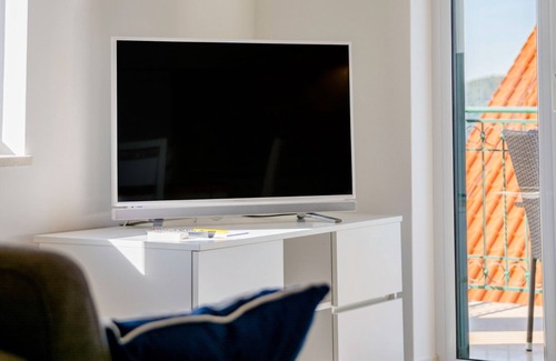 Cove Makarac (Milna) Apartment | One bedroom apartment with balcony and sea view Milna, Brač (A-22122-b)