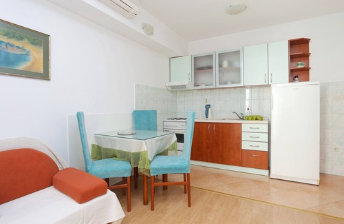 Tucepi Apartment | Oceanfront One Bedroom Apartment with Terrace in Tučepi
