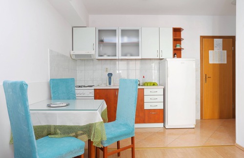 Tucepi Apartment | Oceanfront One Bedroom Apartment with Terrace in Tučepi