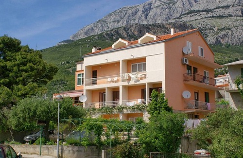 Tucepi Apartment | Oceanfront One Bedroom Apartment with Terrace in Tučepi