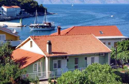 Island Hvar Apartment | Cozy One-Bedroom Apartment with Balcony in Jelsa, Hvar