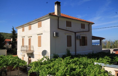 Susak Apartment | Inviting One Bedroom Apartment with Sea View in Susak