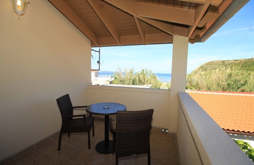 Susak Apartment | Inviting One Bedroom Apartment with Sea View in Susak