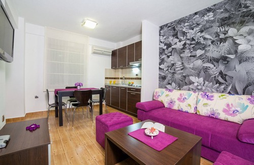 Przno Apartment | Cozy One Bedroom Apartment with Shared Balcony & Ocean View