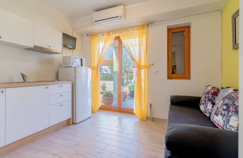 Nin Apartment | Cozy Apartment with Terrace and Sea View in Nin, Zadar