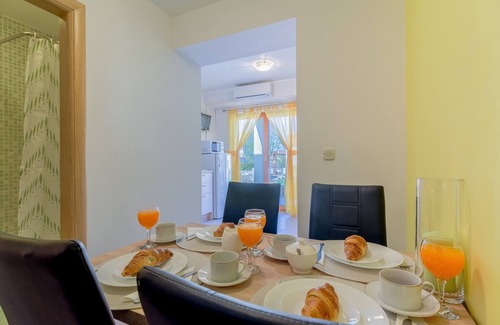 Nin Apartment | Cozy Apartment with Terrace and Sea View in Nin, Zadar