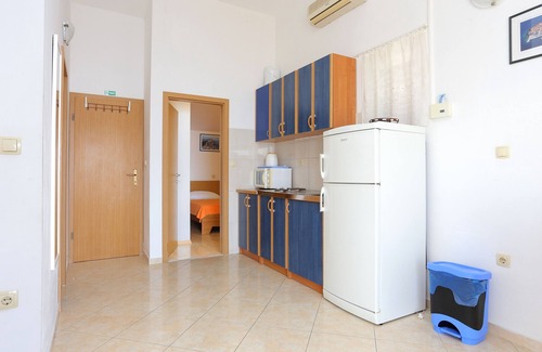 Tice Apartment | Oceanfront Apartment with Terrace & Sea View in Omiš