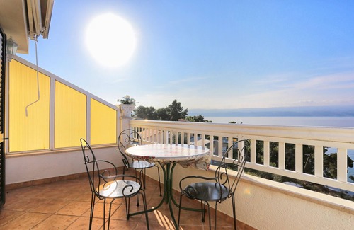 Tice Apartment | Oceanfront Apartment with Terrace & Sea View in Omiš