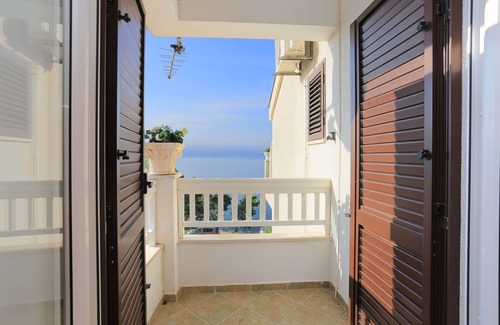 Tice Apartment | Oceanfront Apartment with Terrace & Sea View in Omiš